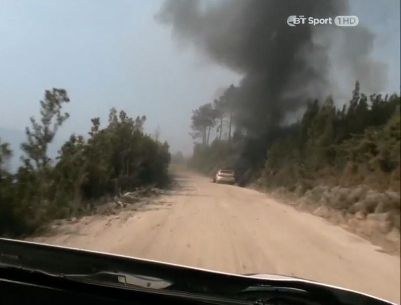 Illustration for article titled Rally Portugal Safety Car Catches Fire On Stage, Left To Burn